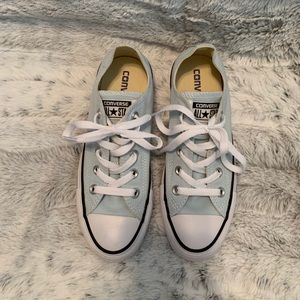 Light blue Converse chucks low top